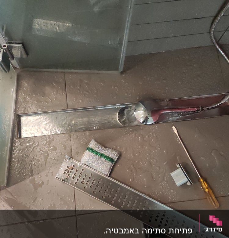 כלי עבודה של אינסטלטור במקלחת רטובה